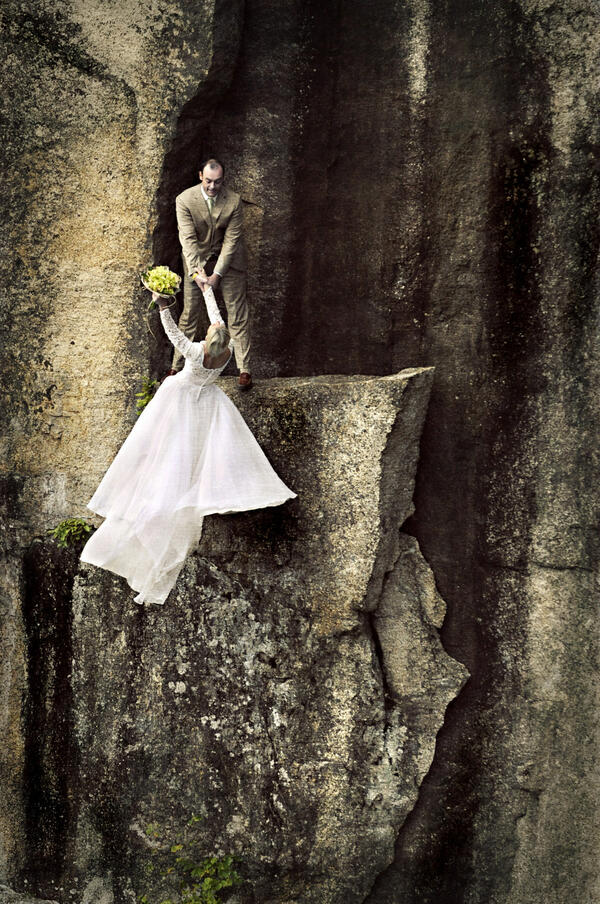 Екстремна сватбена фотография отвежда младоженците на страховита височина