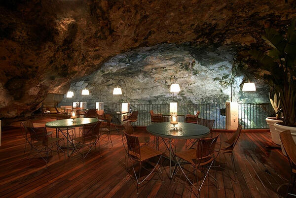 Невероятно романтичен ресторант в пещера, който предлага спираща дъха гледка!
