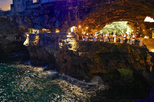 Невероятно романтичен ресторант в пещера, който предлага спираща дъха гледка!
