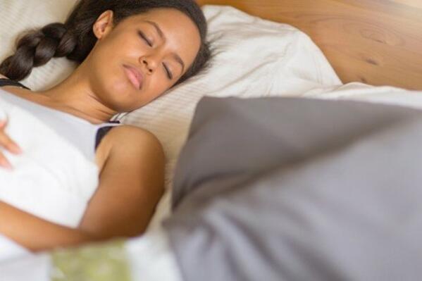Коя е най-здравословната поза по време на сън?