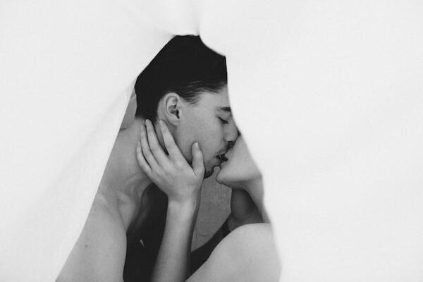 Красив проект разкрива интимните моменти на любов между двама души
