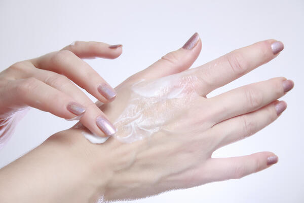 Как да направите кожата на ръцете си по-гладка и мека?
