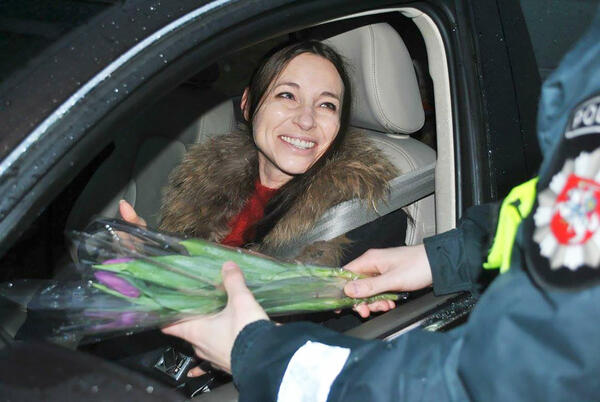 Невероятният жест на литовските полицаи към всички дами навръх 8 март!
