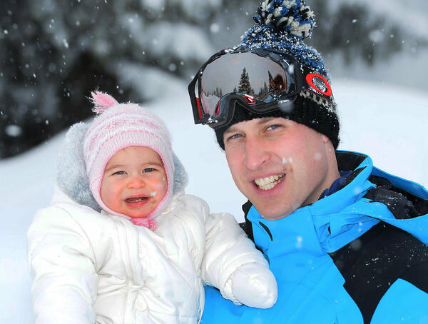 Oчарователните снимки от зимната ваканция на кралското семейство
