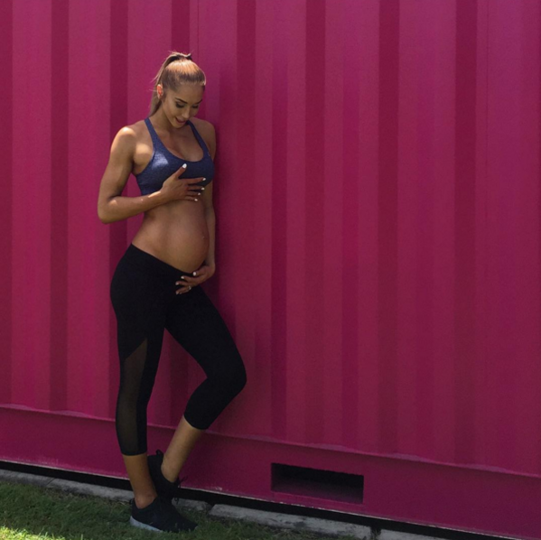 Как изглежда бременното коремче на една фитнес маниачка?
