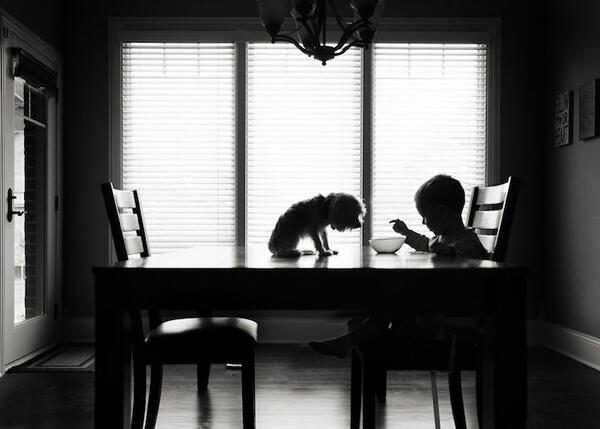 Красиви черно-бели фотографии, улавящи чистотата на детската душа
