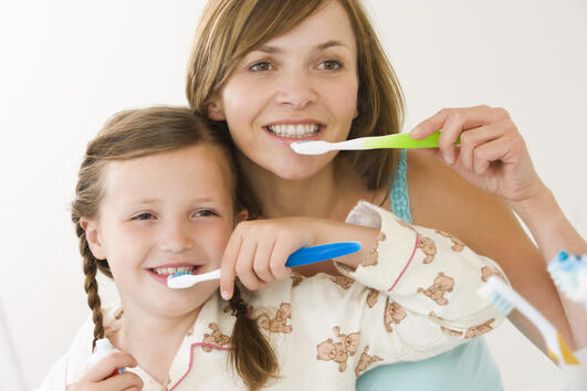 4 алтернативни и ефикасни разкрасителни употреби на пастата за зъби
