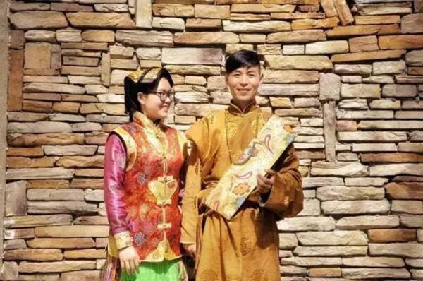 Безбройните колоритни сватбени традиции в Китай, представени от една влюбена двойка