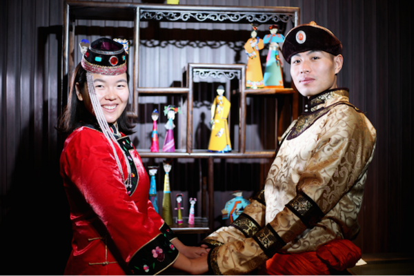 Безбройните колоритни сватбени традиции в Китай, представени от една влюбена двойка