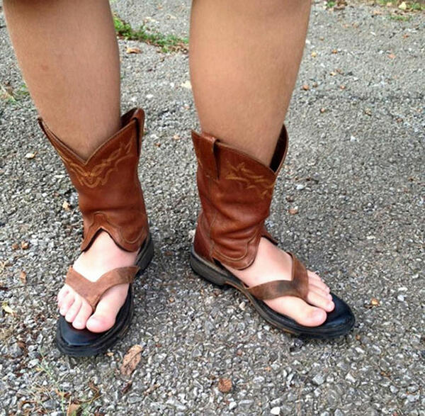 Нова мода: Нелепи каубойски ботуши, превърнати в сандали!