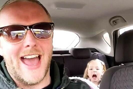 Забавно видео: Баща и малката му дъщеричка спорят за гаджета!