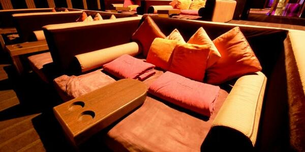 5 луксозни киносалона, където можете да гледате филм в удобно и меко легло 