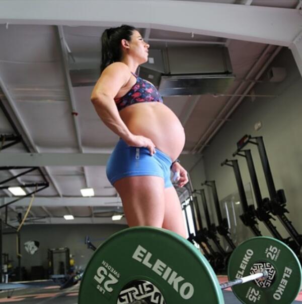 Историята на една майка: Бременна в деветия месец вдига 120 килограма тежести!
