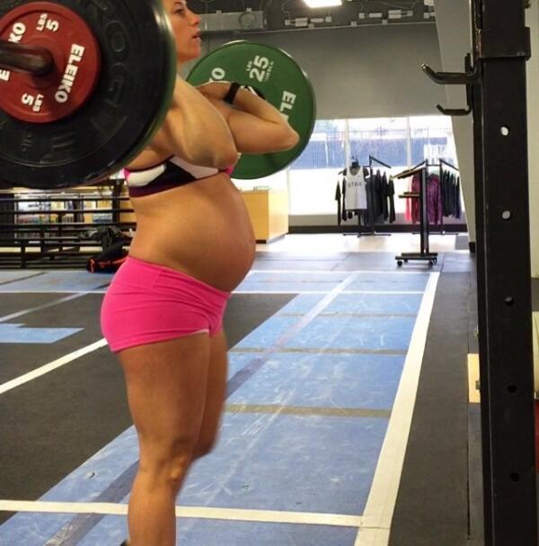 Историята на една майка: Бременна в деветия месец вдига 120 килограма тежести!