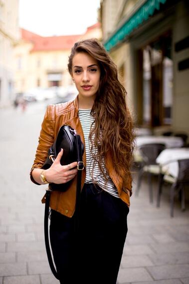 Стилните жени: Кафяво рокерско яке