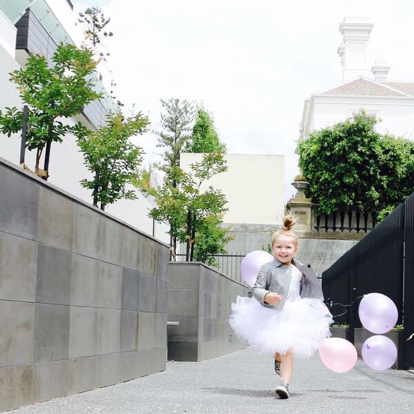 Принцесата на двама татковци: 5-годишна е звезда в Instagram!