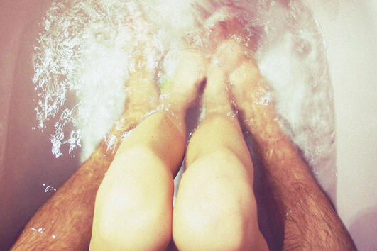 9 неща, които със сигурност ще се случат, ако се излежавате заедно във ваната