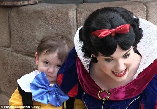2-годишно момченце, болно от аутизъм, се влюбва в Снежанка от пръв поглед