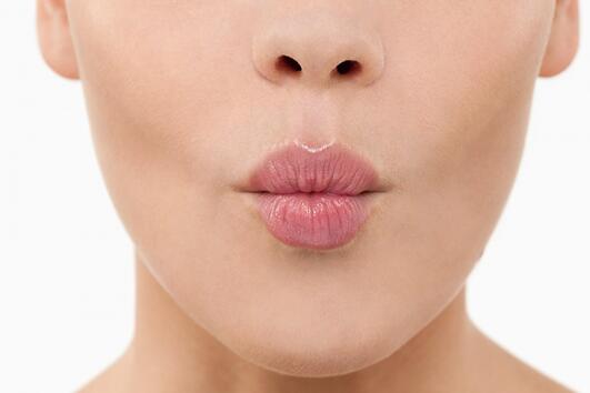 Естествени начини, по които да премахнете косъмчетата над горната си устна