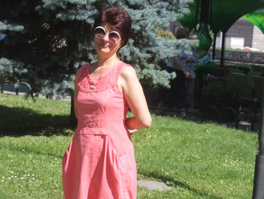 Стилните жени на София: Лятна рокля в цвят "корал"