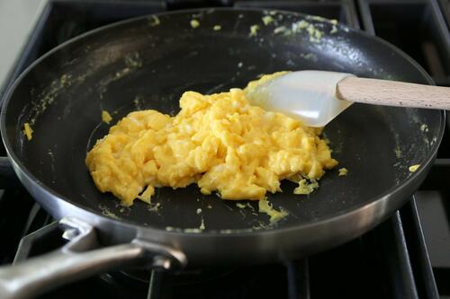 6 рецепти за бъркани яйца, включващи съставки, които никога не можете да познаете