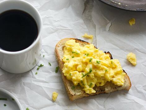6 рецепти за бъркани яйца, включващи съставки, които никога не можете да познаете