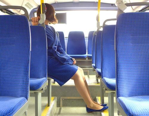 Артистка се облича като тапицерията в автобуса, за да покаже абсурдността на десените на седалките