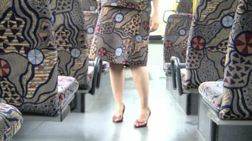 Артистка се облича като тапицерията в автобуса, за да покаже абсурдността на десените на седалките