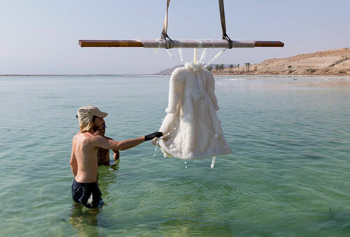 Артист оставя рокля в Мъртво море за 2 години и тя се превръща в блестящ, покрит със сол шедьовър