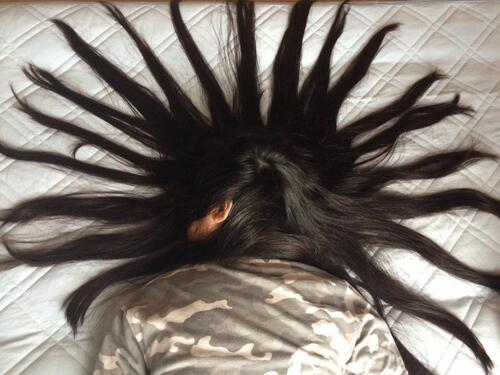 Момче превръща косата на спящата си сестра в изкуство