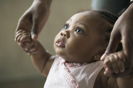 4 съвета за безпроблемно пробиване на ушите на бебе