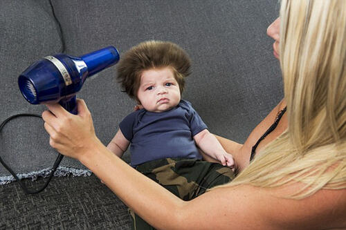 Двумесечно бебе с най-лудата прическа