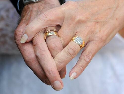 Двойка празнува 50 години любов, обличайки дрехите си от сватбата 