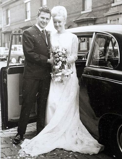 Двойка празнува 50 години любов, обличайки дрехите си от сватбата 