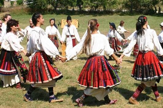 България пази живи традициите си и ги почита