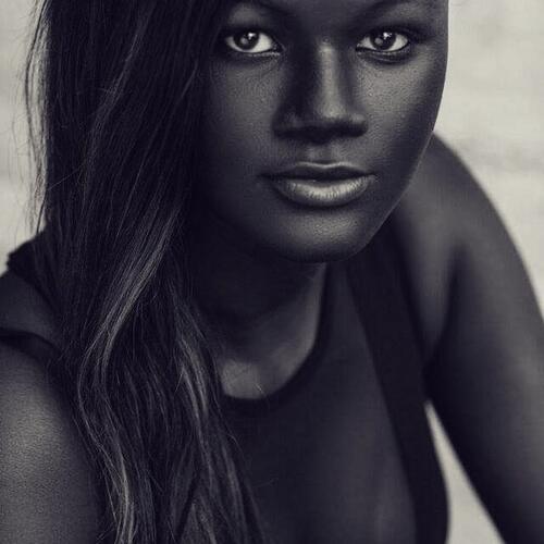 Тийнейджърка, тормозена заради невероятно тъмната си кожа, става модел