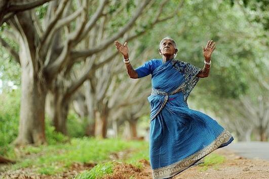 Тази 105-годишна жена никога не е имала деца, но е станала "майка" на 300 дървета