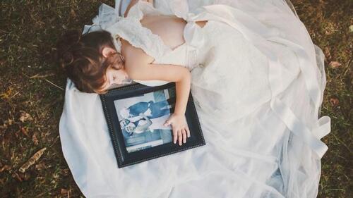 4-годишно момиченце почита паметта на майка си, като облича сватбената й рокля