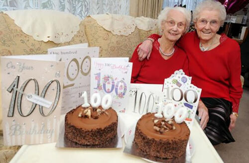 Сестри близначки празнуват заедно 100-ния си рожден ден 