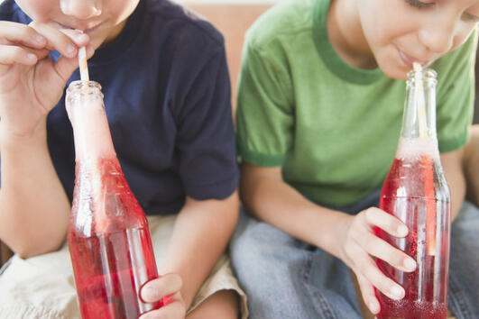Как да отучите детето си от навика да пие газирани напитки? 