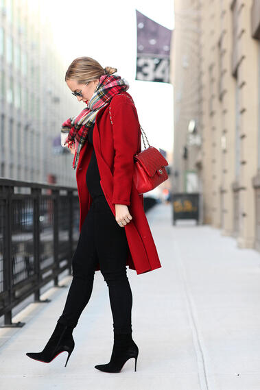 Елегантни с червено палто