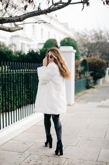 Елегантни с бяло пухкаво палто