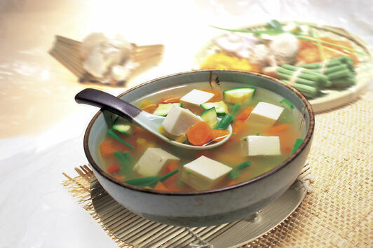 Зеленчукова супа с пушено тофу