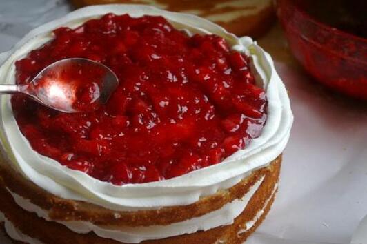 Изкушаващо вкусна торта с ягоди