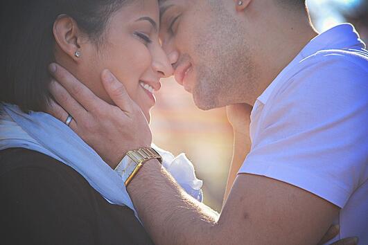 25 начина, по които партньорът ви казва "Обичам те", без да го казва всъщност