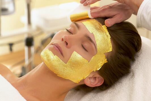 Клеопатра е първата, която опитала магията на златната терапия върху лицето си.