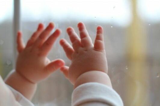 Грижа за бебчо: Как да изрежем ноктите на бебето?