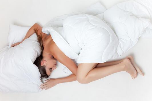 10 причини да спите голи 