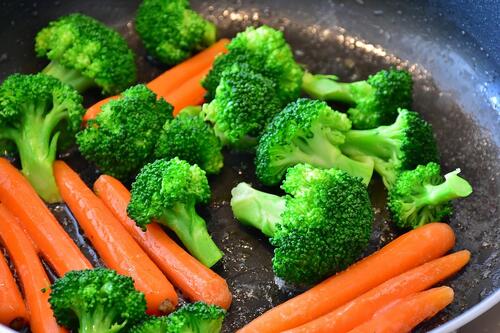 6 зеленчука, които са по-здравословни, когато са сготвени