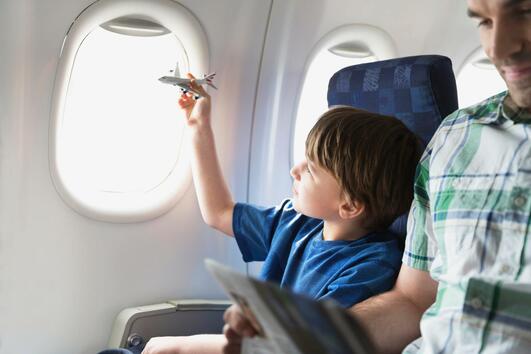 Какво трябва да знаете за пътуването в самолет с малко дете 